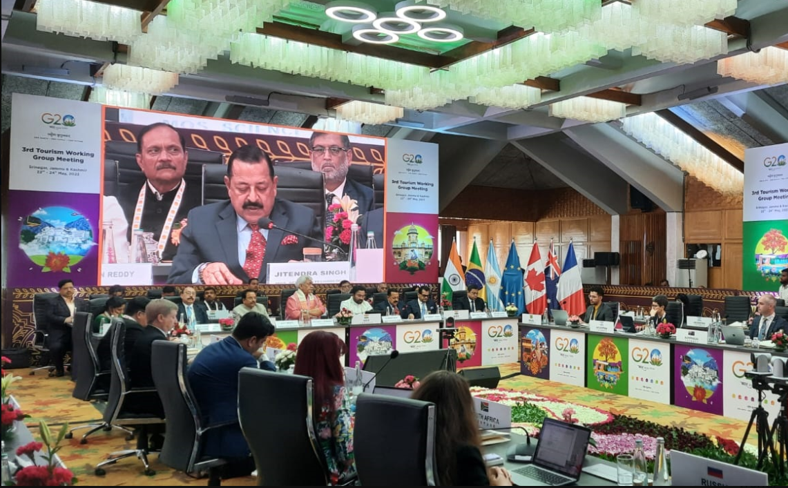 कश्मीर अब एक नए युग की तरफ बढ़ रहा है