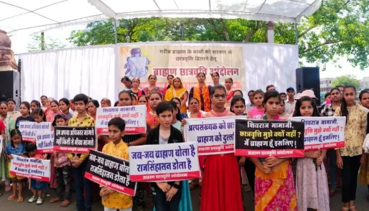 मंदिर की भूमि पर अधिकार दिए जाने की भी मांग