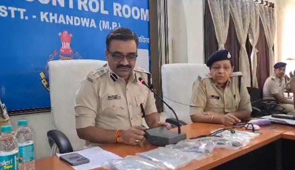  पेंट के दाहिने जेब में दो जिंदा कारतूस मिले