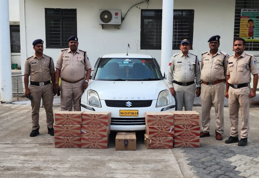 पुलिस ने शराब की पेटियों से भरी एक कार को पकड़ा 