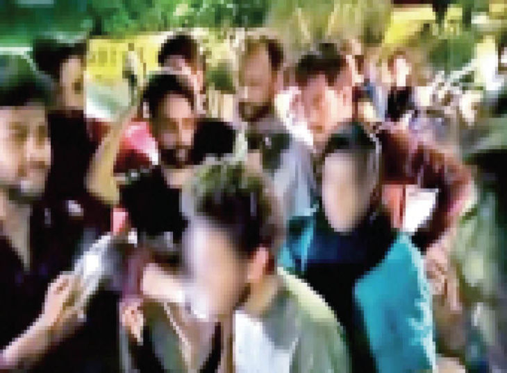 चाकूबाजी करने तीन युवकों सहित छह आरोपियों को गिरफ्तार भी कर लिया 