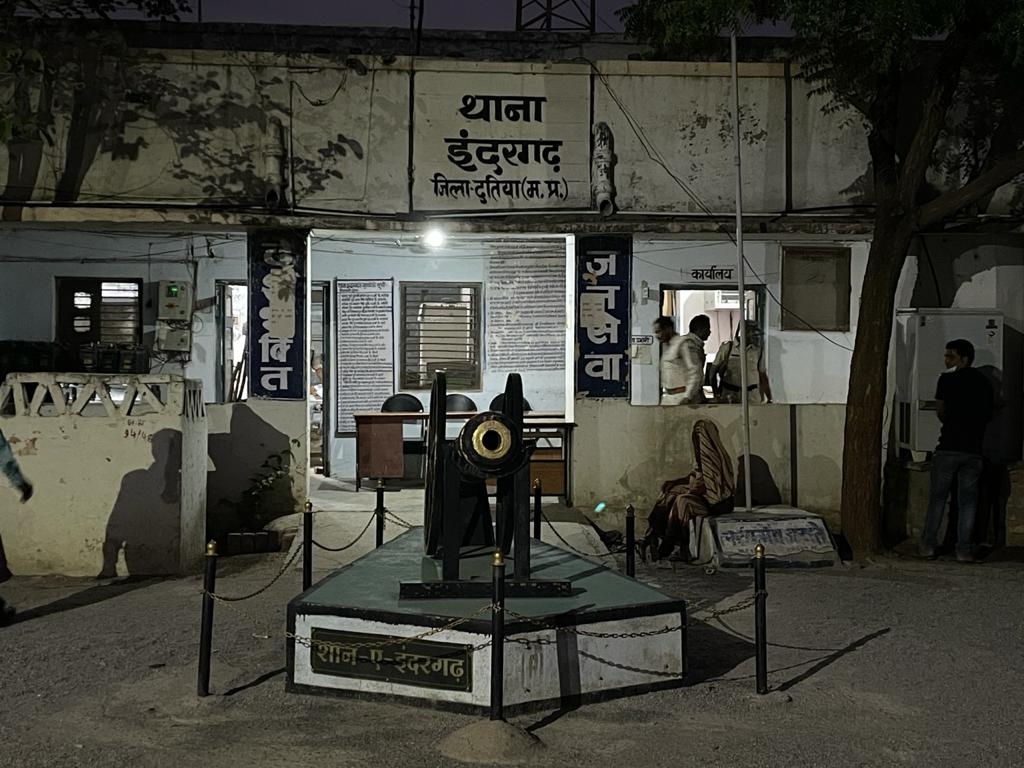 पुलिस को नाबालिग और आरोपी के बारे में कोई सुराग नहीं मिला