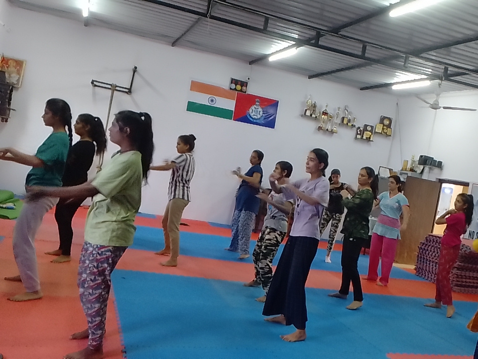  बालिकाएं आत्मरक्षा के गुण सीख रही हैं