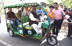 बैटरीयुक्त ई-रिक्शा