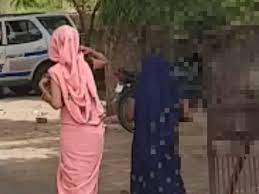 इनकी एक साथी भागने में सफल हो गई है