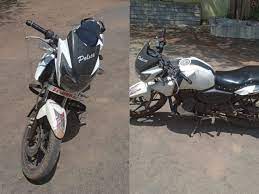 पुलिस को पीछे लगा देखकर चोर बाइक छोड़कर भाग निकले