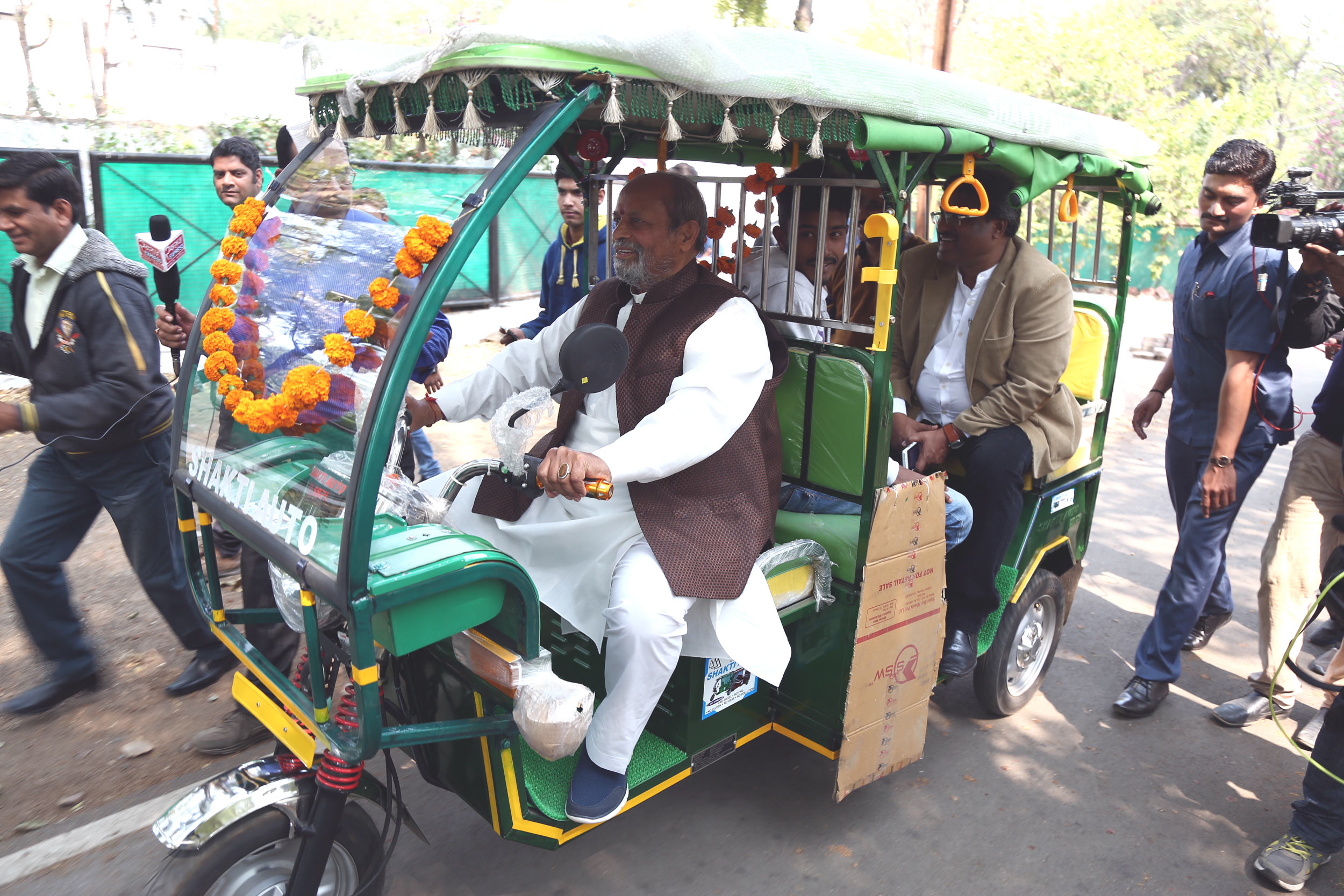 बैटरीयुक्त ई-रिक्शा