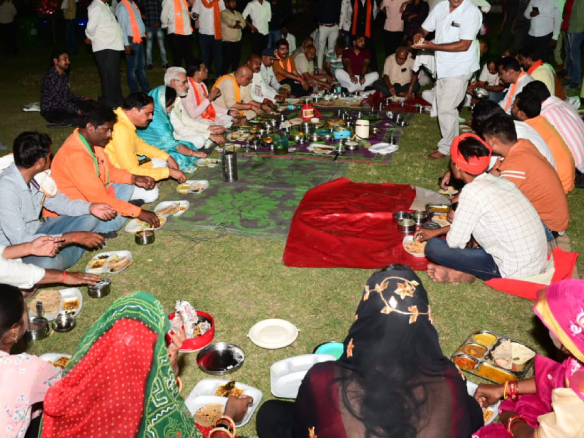 रात्रि के भोजन के दौरान कार्यकर्ताओं से राजनैतिक, पारिवारिक चर्चाएं हुईं