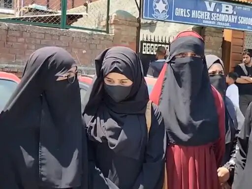 स्कूल प्रशासन इस मुद्दे को धार्मिक बना रहा है