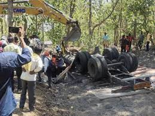 seoni, ash laden truck ,overturned uncontrolled