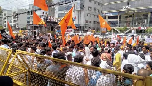 स्टूडेंट्स रैली के रूप में यूनिवर्सिटी तक पहुंचे 