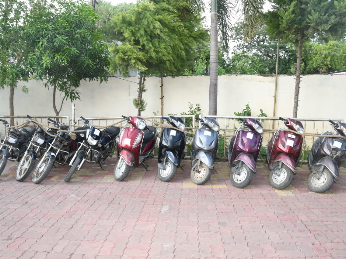 मोटरसाइकिल को अपने दोस्त के यहां रख दिया करते थे