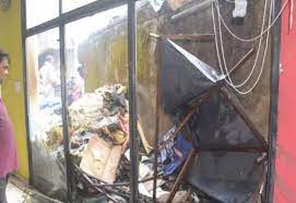 आग लगने से अफरा-तफरी मच गई।