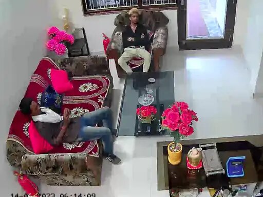 लड़के-लड़कियों को फोन कर ब्लैकमेलिंग करते हैं