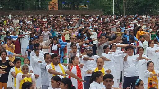 मुख्य कार्यक्रम में सुबह 6 बजे ही पूरा ग्राउंड भर चुका था