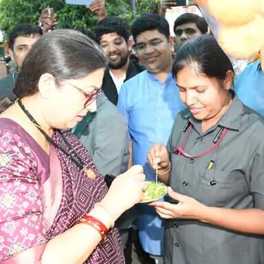 स्मृति ईरानी ने एक होटल में बुद्धिजीवी वर्ग से चर्चा की