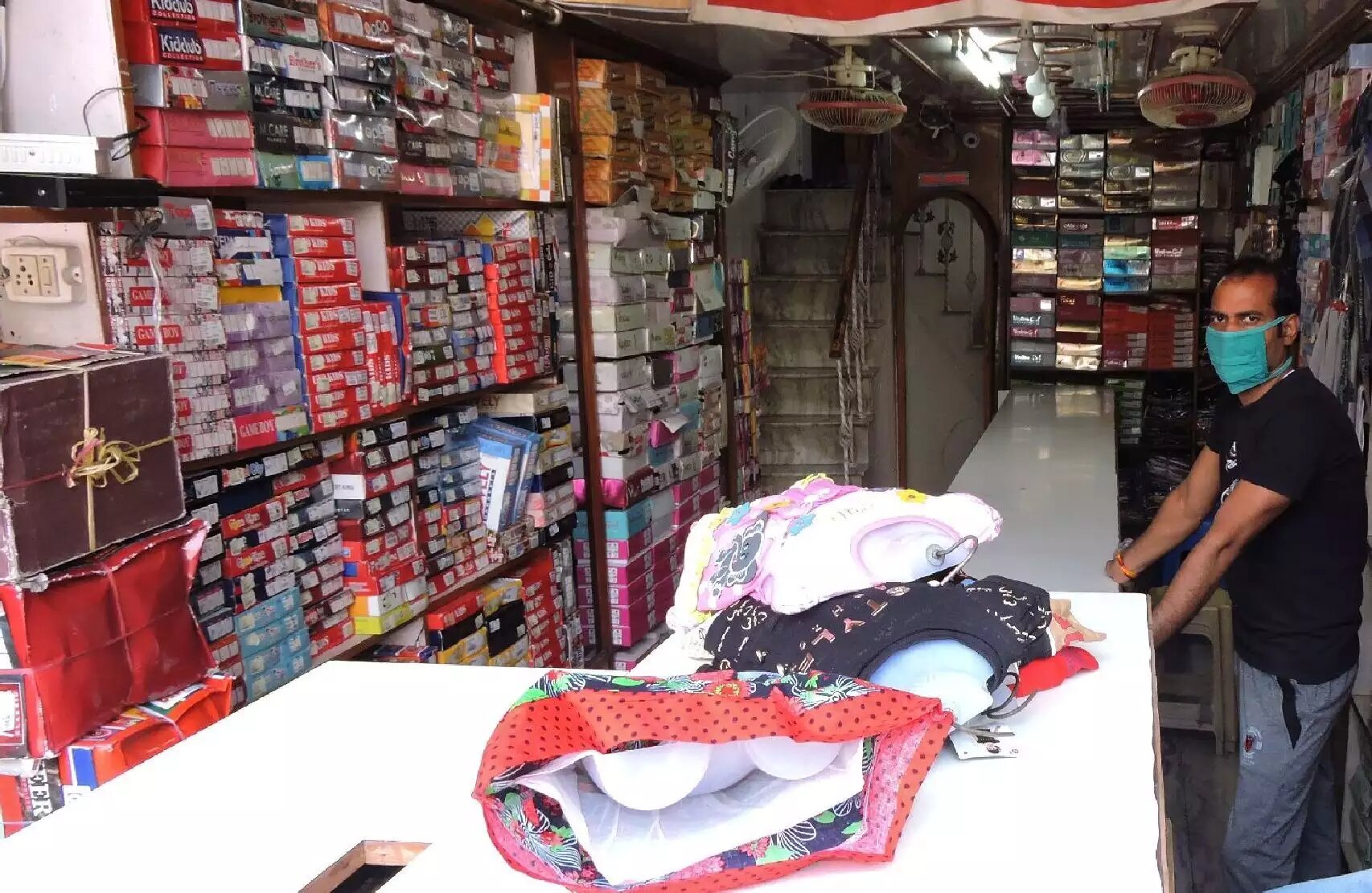 अज्ञात चोर के सीने पर टैटू बना हुआ दिखाई दे रहा है