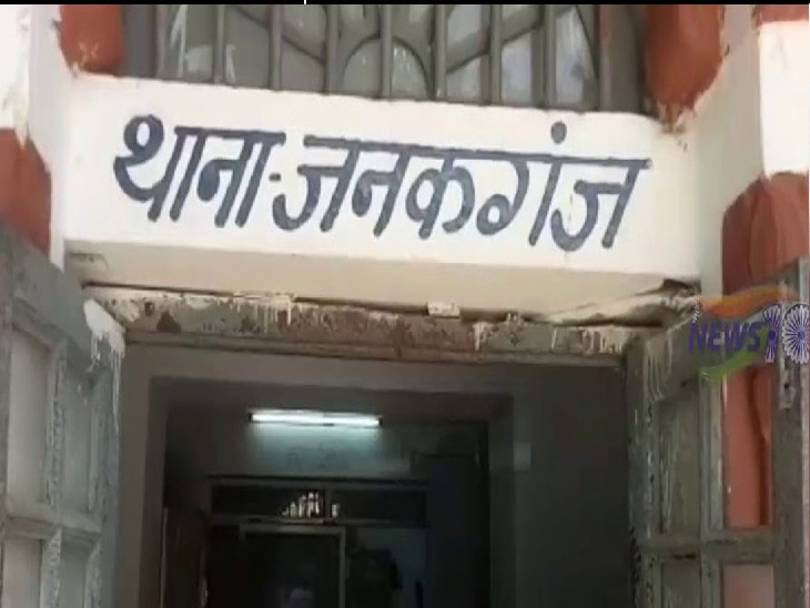 ठगी के शिकार पीड़ित थाने पहुंचे और शिकायत की