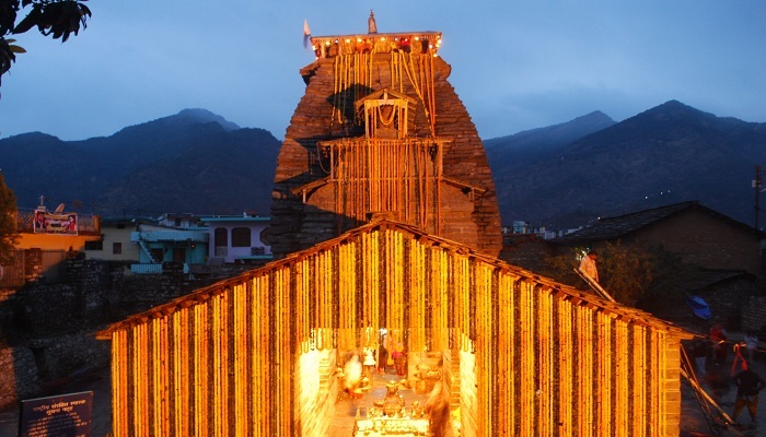 मंदिर में कई जगह दरारें दिख रही हैं