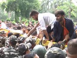  छात्र उसे लेकर नाराज थे और दोषियों पर कार्रवाई की मांग कर रहे थे