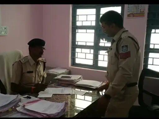  बच्चे की दवा लाने को लेकर पति-पत्नी के बीच विवाद हो गया