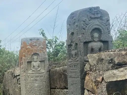 एक स्तंभ ग्रेनाइट का है, वहीं दूसरा बेसाल्ट से बना हुआ है