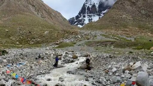 पर्वत की हवाई दूरी 50 किलोमीटर है