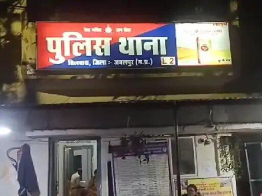 महिला आपने दोनों बच्चों के साथ जबलपुर में दर-दर भटक रही है