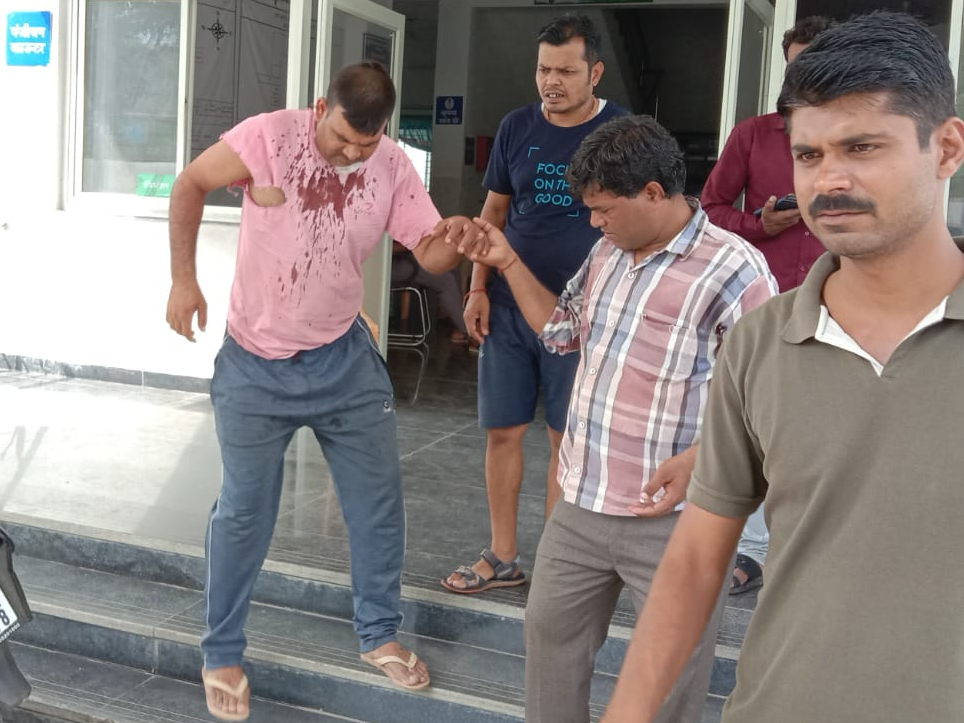 फरियादी ने चाकूबाजी में शामिल एक आरोपी का पुलिस को नाम बताया