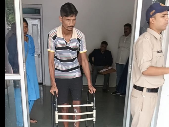 मेरे छोटे भाई को सजा दी जाए