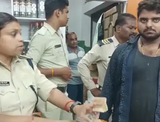 दुकानों में अधिक दामों में शराब बेचकर ग्राहकों से अधिक राशि ली जा रही है
