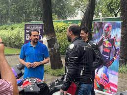  बारिश के बावजूद खेल मंत्री बाइक राइडर्स से मिले और उनका उत्साह बढ़ाया