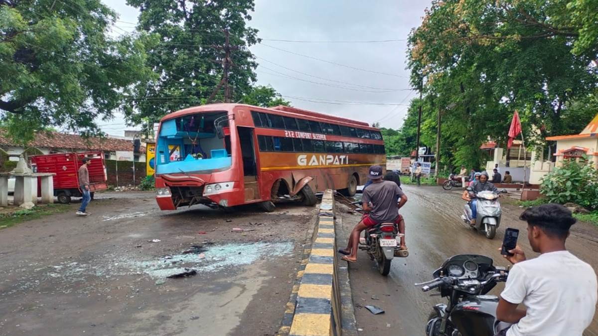 mandla, Pilgrims Ujjain , bus divider