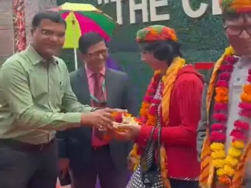  एयरपोर्ट पर एडीएम अजयदेव शर्मा व आईडीए सीईओ आरपी अहीरवार ने उन्हें रिसीव किया