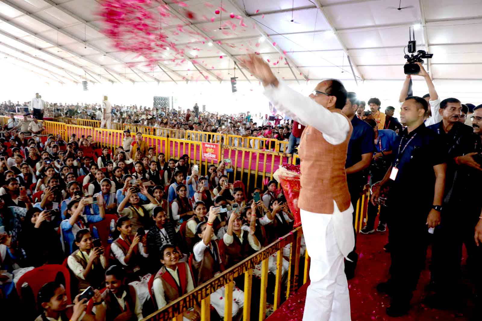 अगले साल से सभी टॉपर बच्चों को स्कूटी दी जाएगी