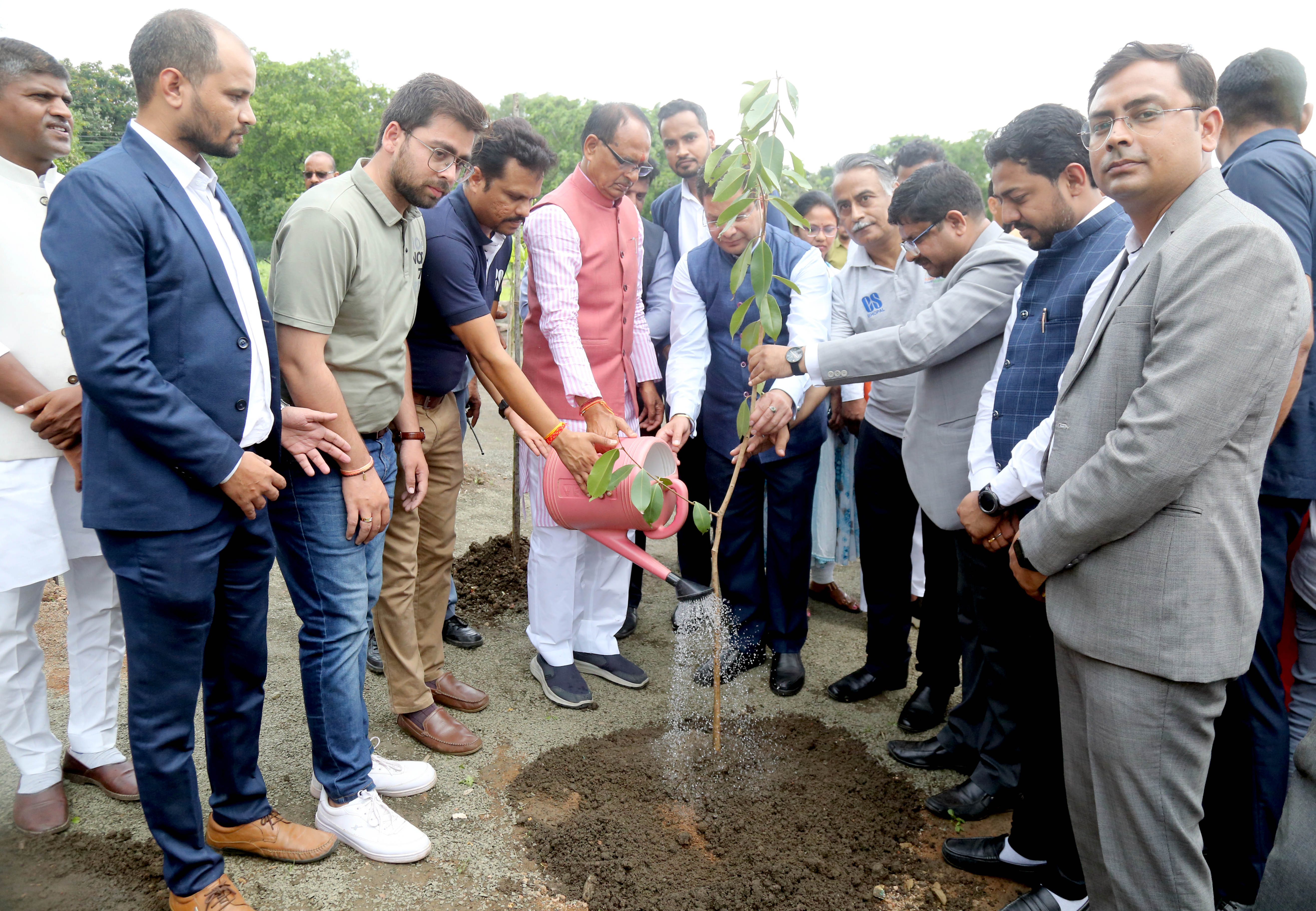  श्यामला हिल्स स्थित स्मार्ट उद्यान में बरगद, जामुन, महुआ और गुलमोहर के पौधे रोपे