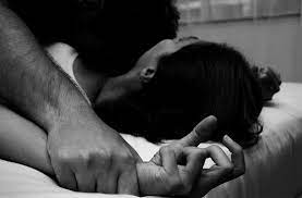 उसने महिला का अश्लील वीडियो बना लिया और उसे ब्लैकमेल करता रहा