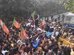 पुलिस ने प्रदर्शनकारियों पर वॉटर कैनन चलाई