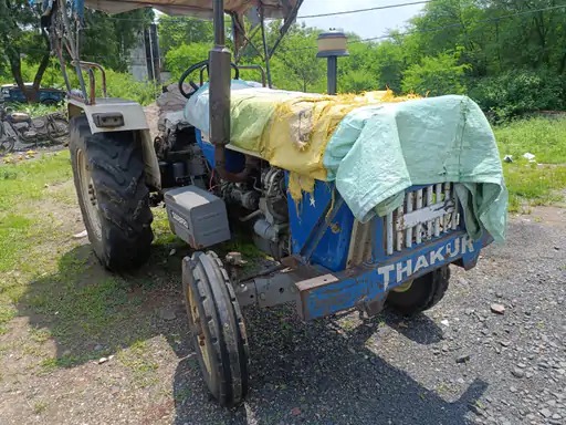 ट्रैक्टर चोरी करने अपने एक अन्य साथी पवन चौधरी के साथ स्विफ्ट कार में पहुंचे थे