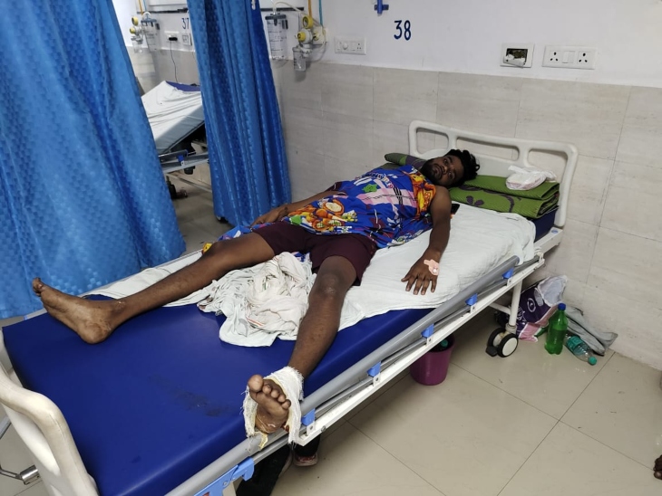 चचेरे भाई हाथ में कट्‌टा लहराते हुए आए