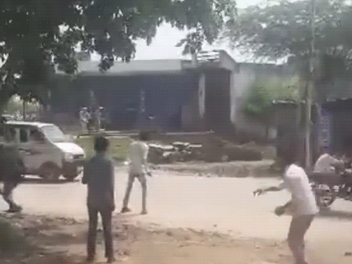 आला अधिकारी स्थिति को कंट्रोल करने में लगे हुए हैं