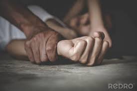 आरोपी उसे ब्लैकमेल करने लगे