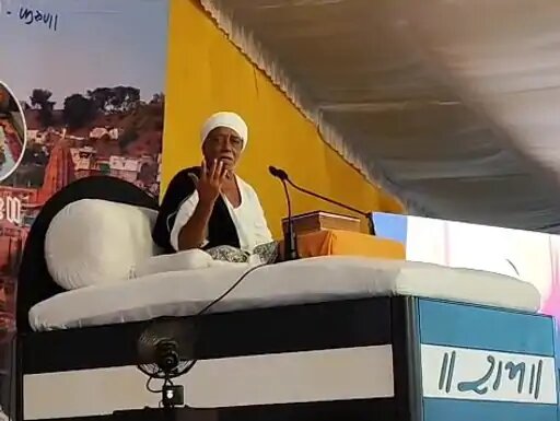  श्रद्वालुगण ने जमीन पर बैठकर उनसे संवाद किया