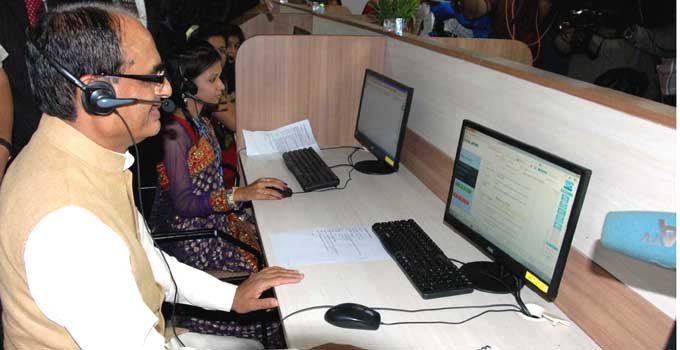 शिवराज  ने सी.एम. हेल्पलाइन के आवेदकों से की सीधी बात