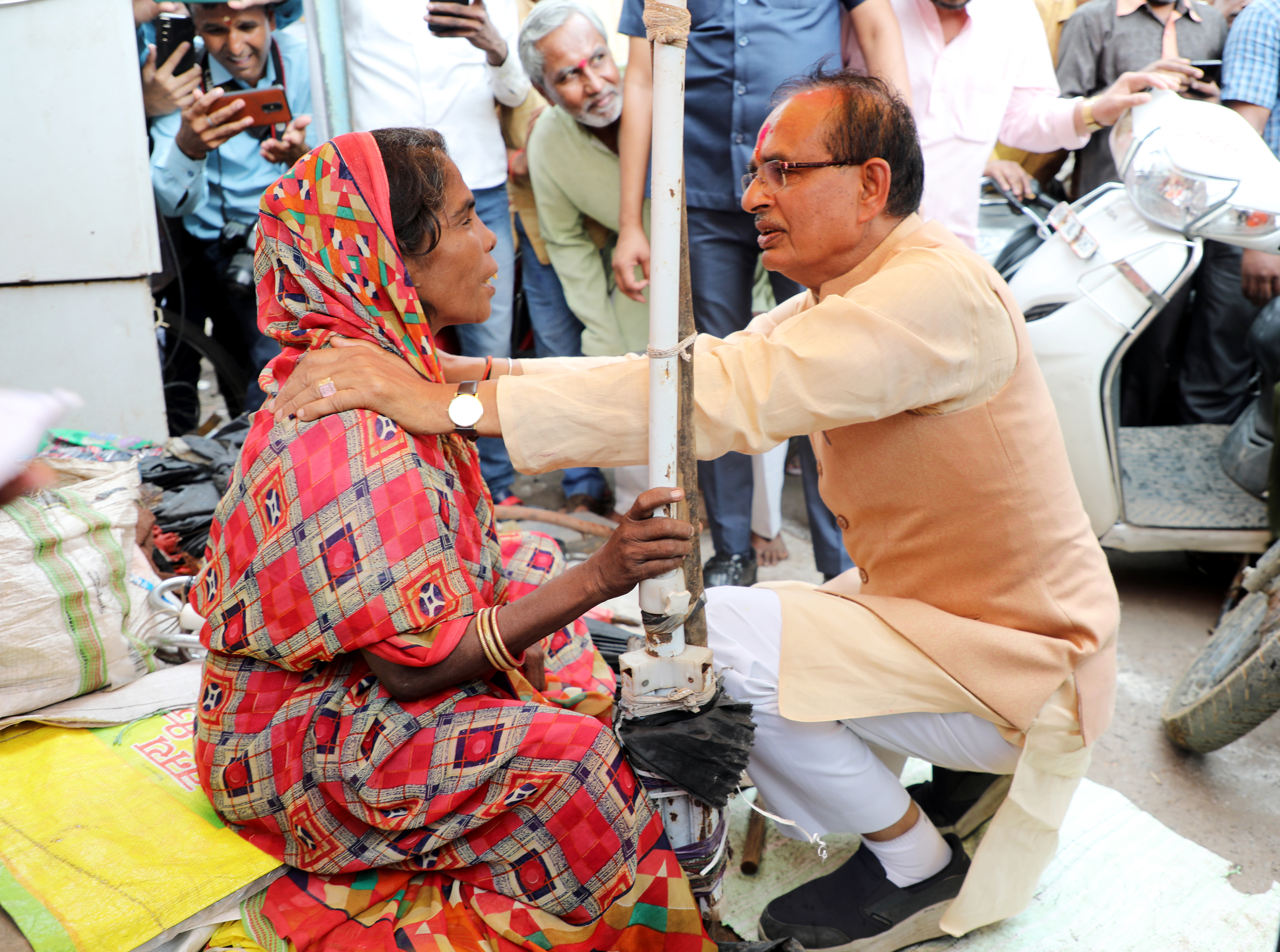 मुख्यमंत्री ने दुर्गाबाई को गले लगाकर उनका हाल-चाल जाना