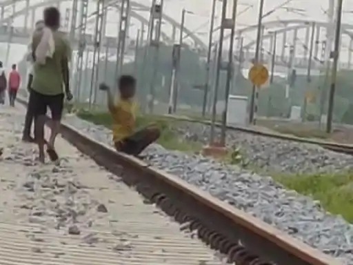 इनको ट्रेनों पर पथराव कर कॉम्पिटिशन जीतने में मजा आता था