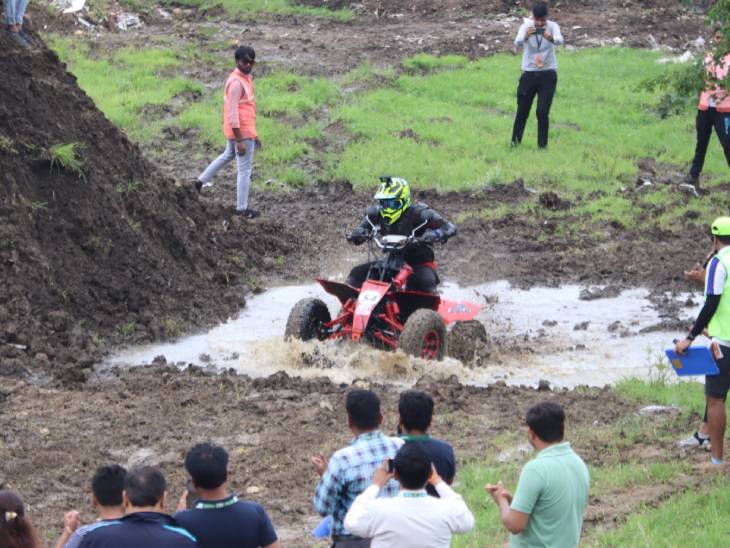  मड चैलेंज के अलावा ट्रैक रेसिंग और हर्डल रेस का आयोजन किया गया