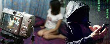  युवक ने मोबाइल से युवती के कई वीडियो बनाये है