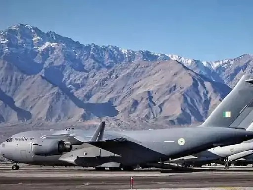 एयरफोर्स की मदद से करीब 90 टैंकों और वेपन सिस्टम्स को भी लद्दाख ले जाया गया