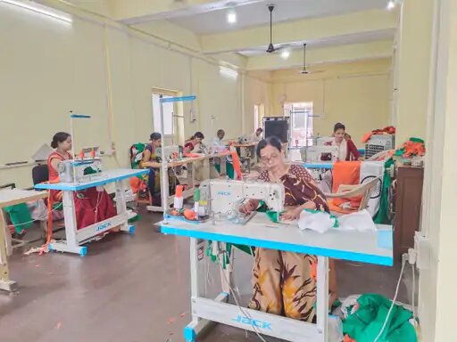 देश में केवल तीन ही ऐसे संस्थान हैं, जहां उच्च मानक वाला तिरंगा तैयार किया जाता है